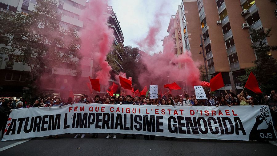 Manifestantes queman contenedores en Barcelona durante la jornada de huelga en apoyo a Palestina