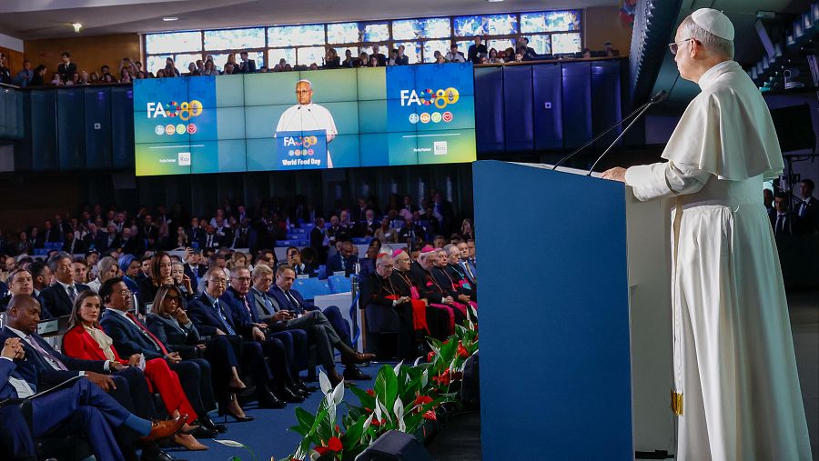 La reina Letizia de España escucha el discurso del papa León XIV, en los actos del Día Mundial de la Alimentación