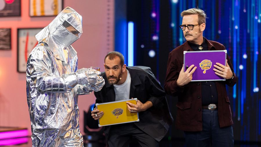 Jorge Ponce y Joaquín Reyes observan la humeante infusión.