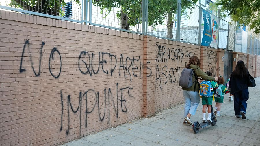 Pintadas en la fachada del Colegio Irlandesas Loreto