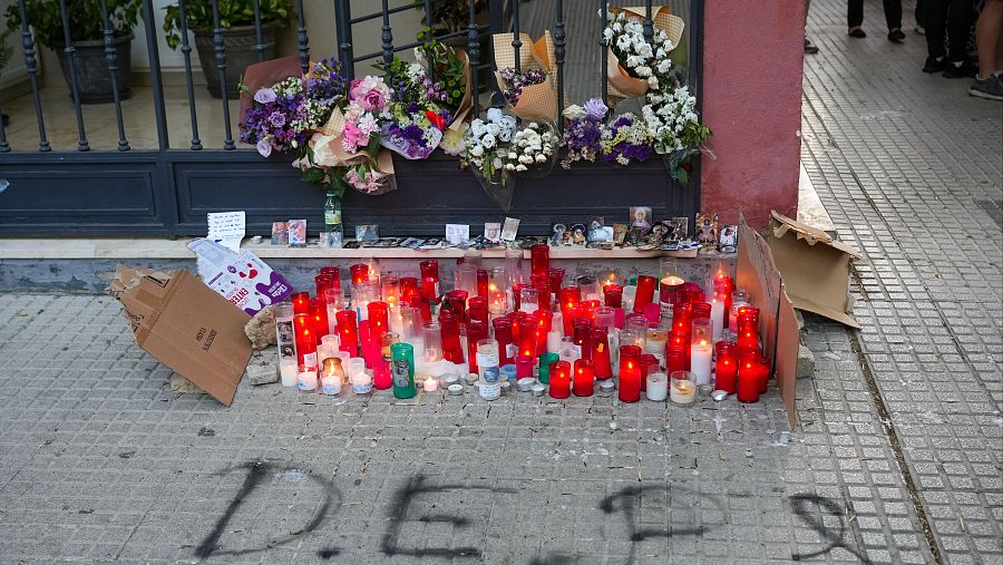 Ofrendas y recuerdos en el lugar donde una menor se suicidó
