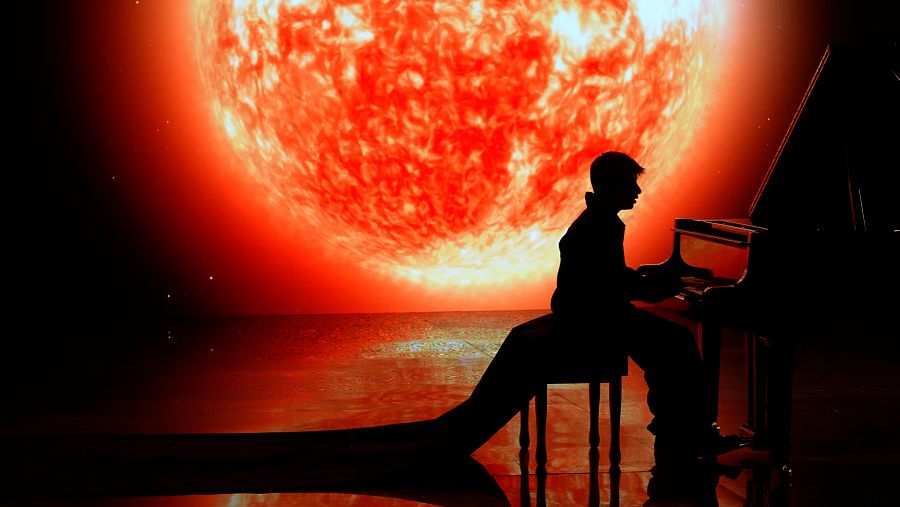 Gonzalo Pinillos toca el piano en el videoclip de su canción