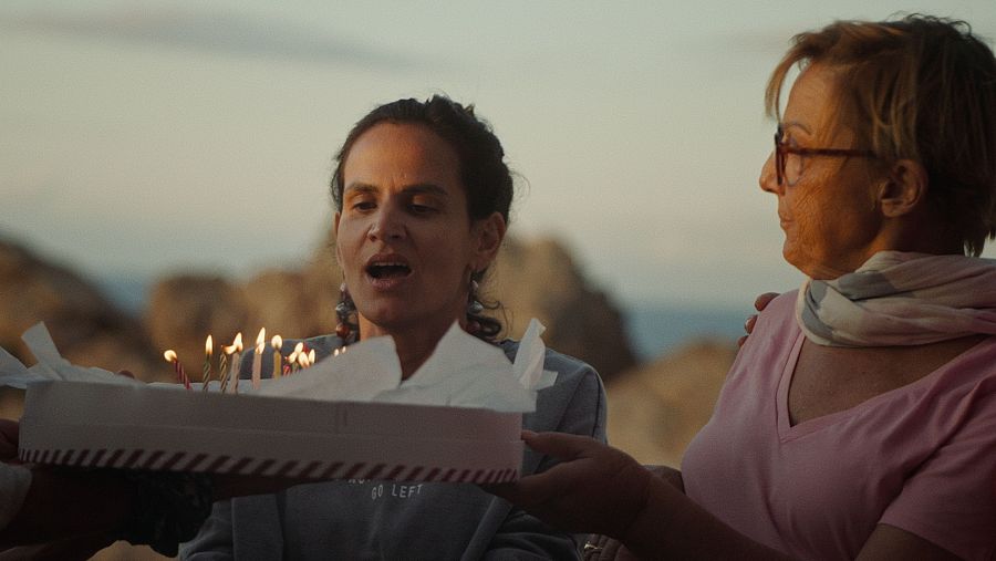 Ana celebra su cumpleaños junto a las otras siete mujeres