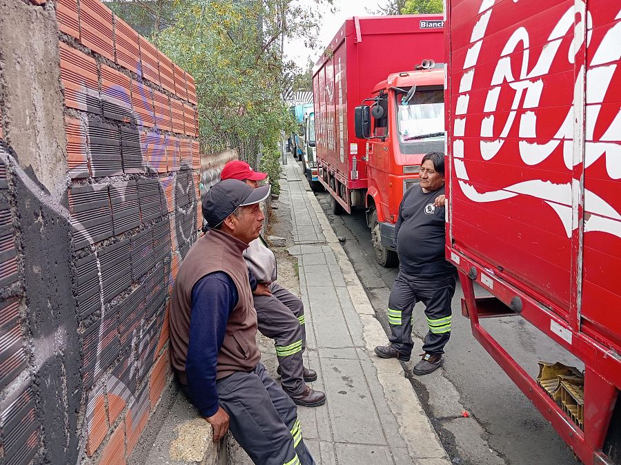Camiones esperan para repostar