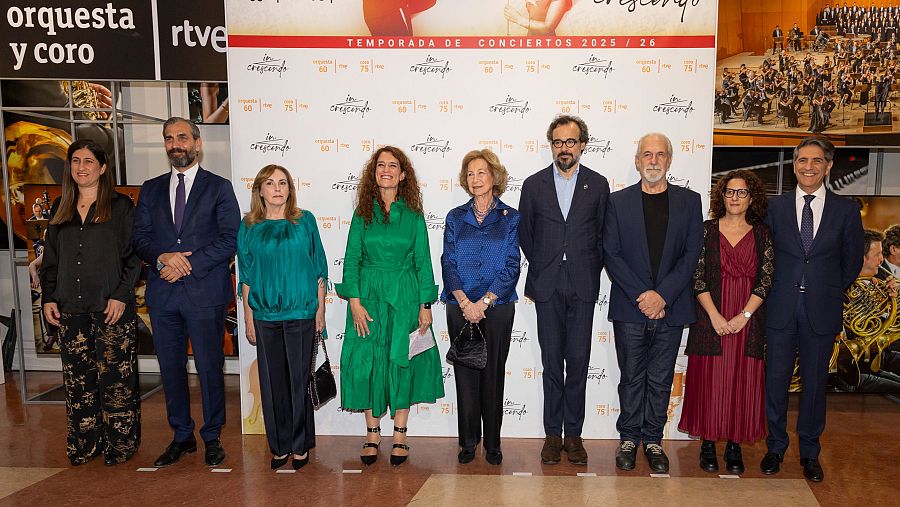 Foto de familia en la entrega del Premio Reina Sofía en el Teatro Monumental