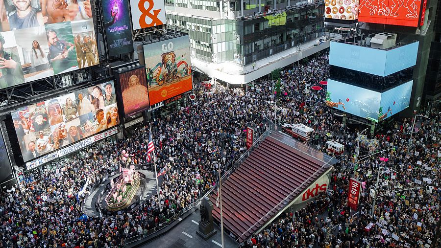 Miles de manifestantes llenan Times Square durante una protesta contra la Administración Trump