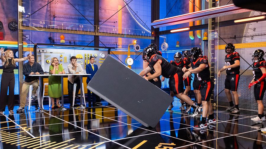 Los jugadores de fútbol americano derriban la máquina de vending