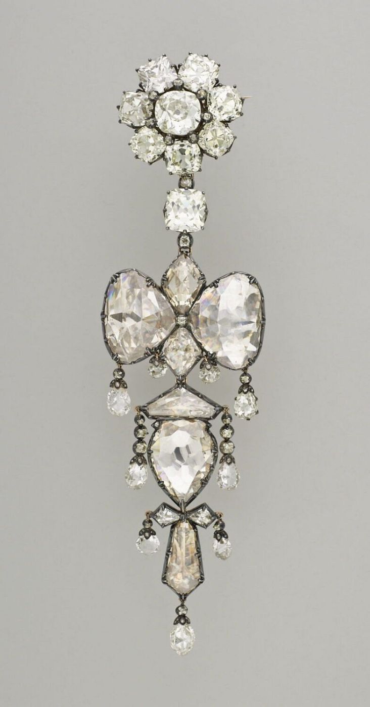 Los diamantes de Mazarino robados del Louvre