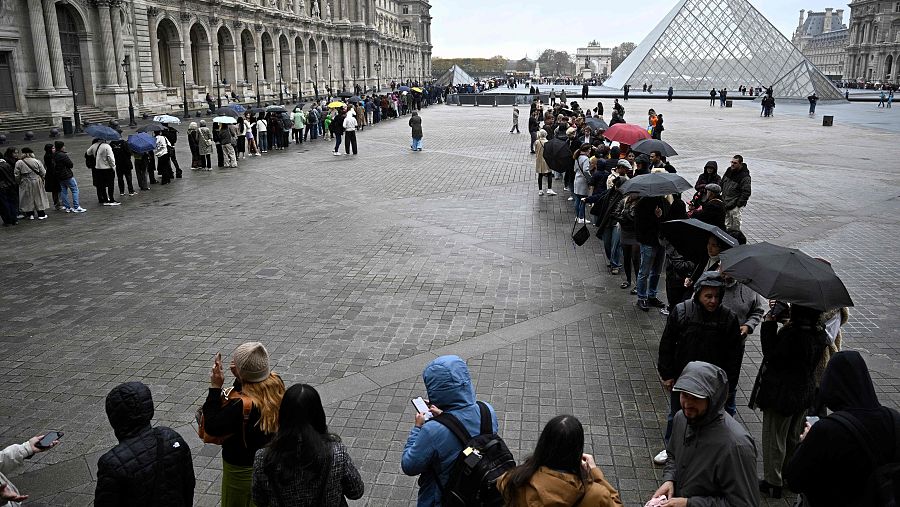 Turistas hacen cola para entrar al Louvre justo antes de conocer la noticia del cierre