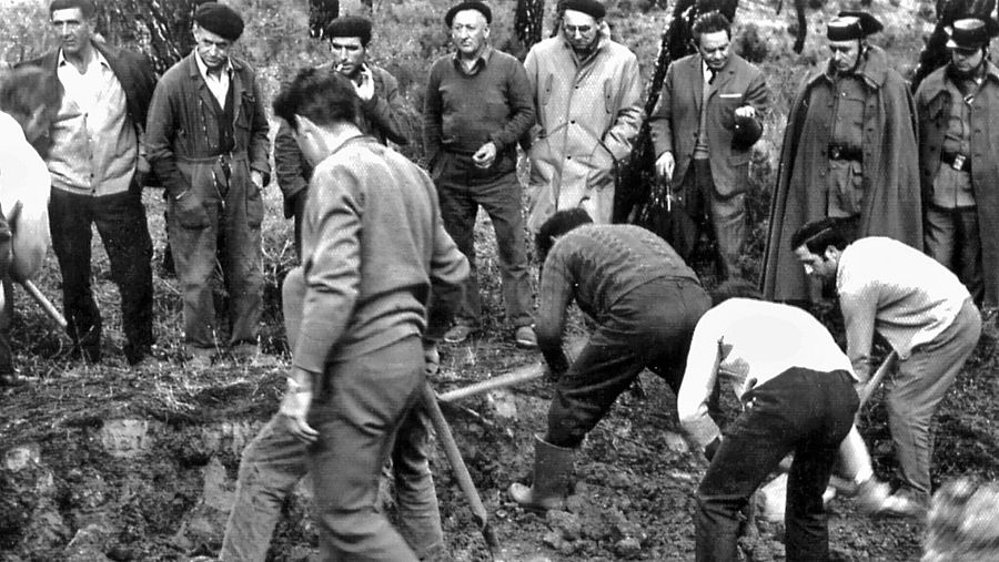 Exhumacoión en 1971 de una fosa en Bayubas de Abajo, Soria