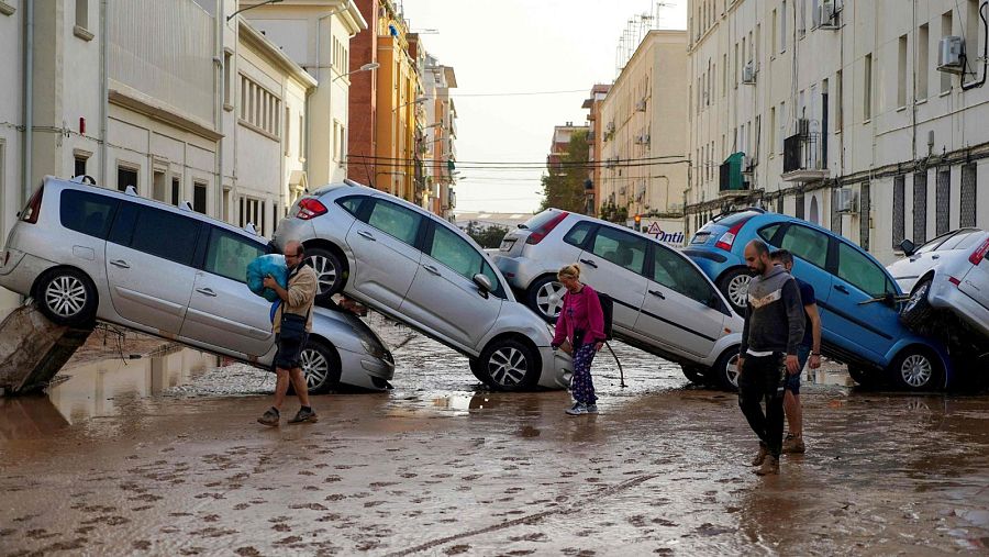 Coches apilados en Valencia tras la dana del 29 de octubre de 2024