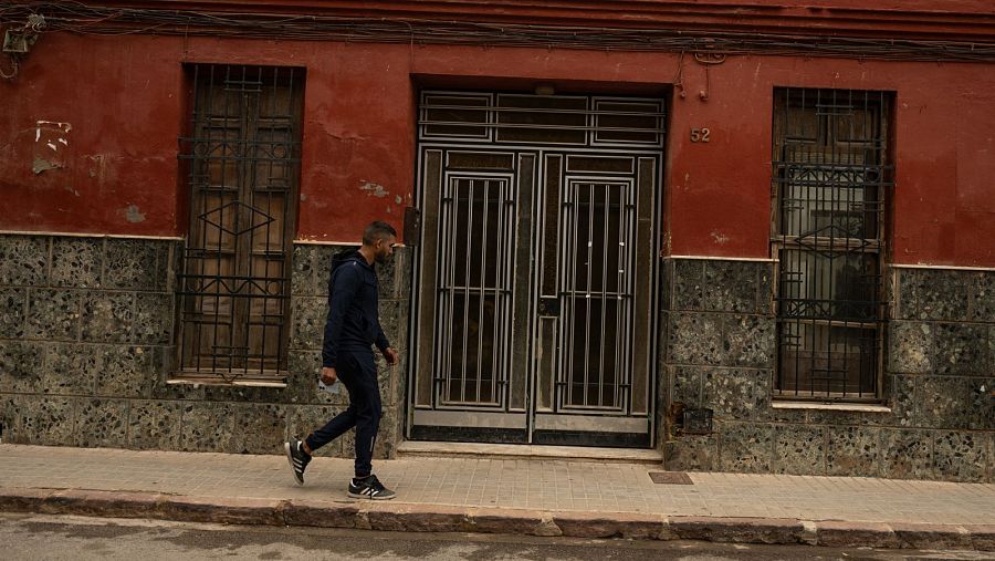 Un hombre cruza frente a una vivienda en Massanassa (Valencia), un año después de la dana del 29 de octubre de 2024