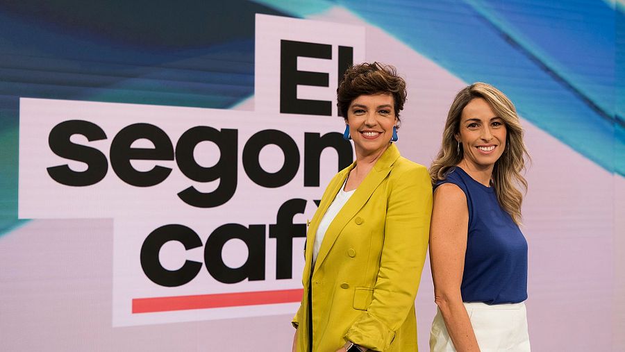 Cristina Villanueva, presentadora del programa i Elisabet Cortiles que explica l'hora informativa al plató de 'El segon cafè'