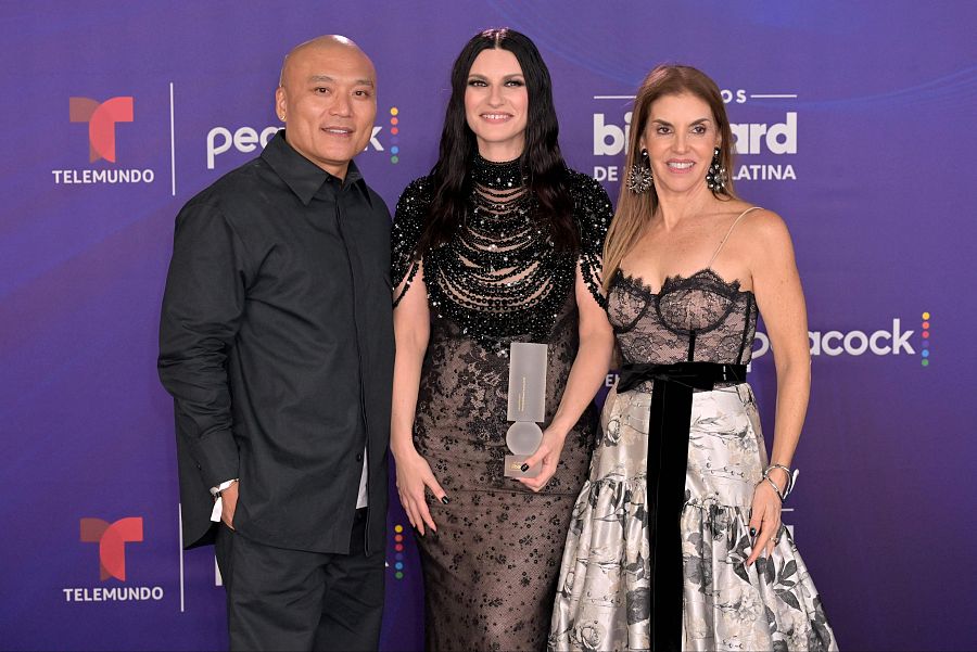 Laura Pausini, ganadora del premio Billboard Icon 2025, posa con Mike Van y Leila Cobo