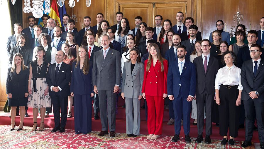 Premios Princesa Asturias 2025: los reyes, la princesa Leonor y la infanta Sofía reciben a los galardonados con los “Premios Fin de Grado 2024”