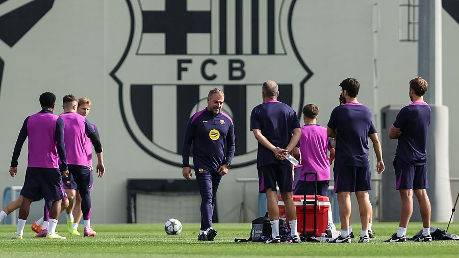 Flick dirigiendo un entrenamiento del FC Barcelona.