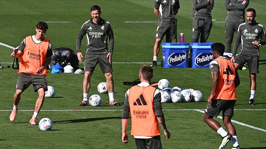 Xabi Alonso sobre el césped de Valdebebas.