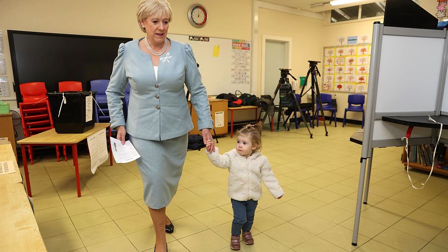 La candidata del Fine Gael, Heather Humphreys, vota con su nieta Charlotte, en Newbliss, condado de Monaghan, Irlanda.