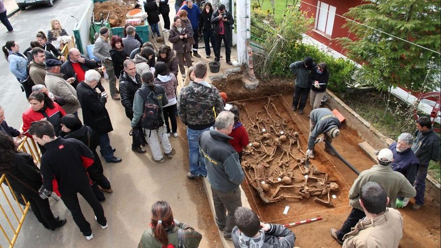Exhumacion de una fosa en Espinosa de los Monteros, Burgos, en 2012