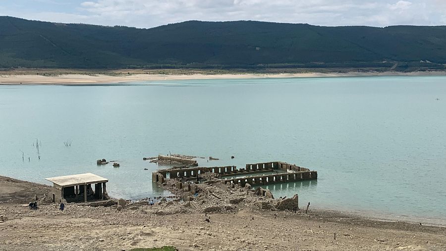 Bañistas en las ruinas del balneario de Tiermas