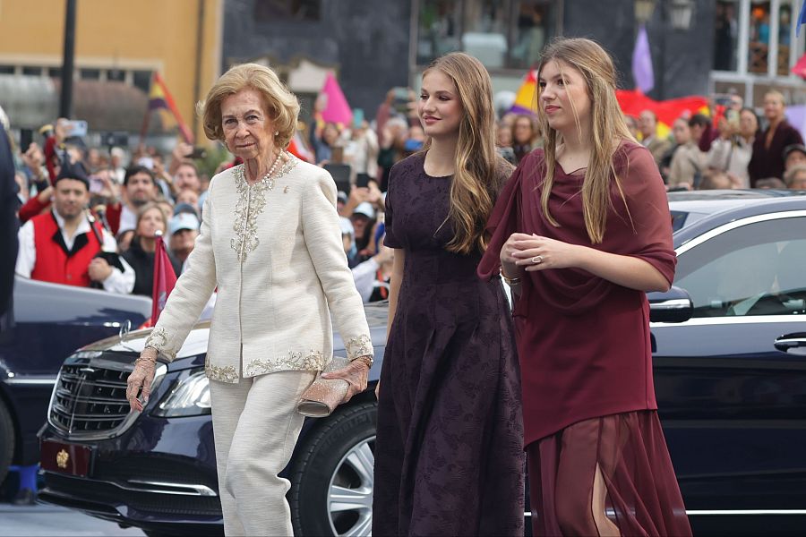 La reina Sofía, la princesa Leonor y la infanta Sofía, a su llegada al Teatro Campoamor.