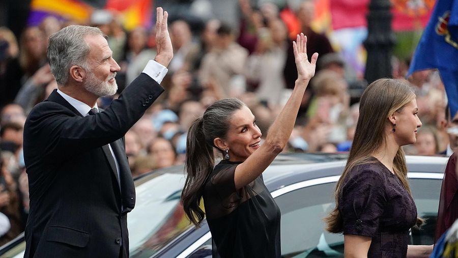 El rey Felipe, la reina Letizia y la princesa Leonor, a su llegada al Teatro Campoamor.