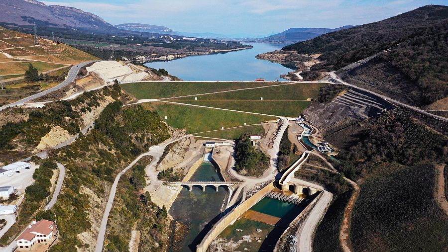 El nuevo talud de la presa de Yesa. Desde aquí nace el Canal de las Bardenas