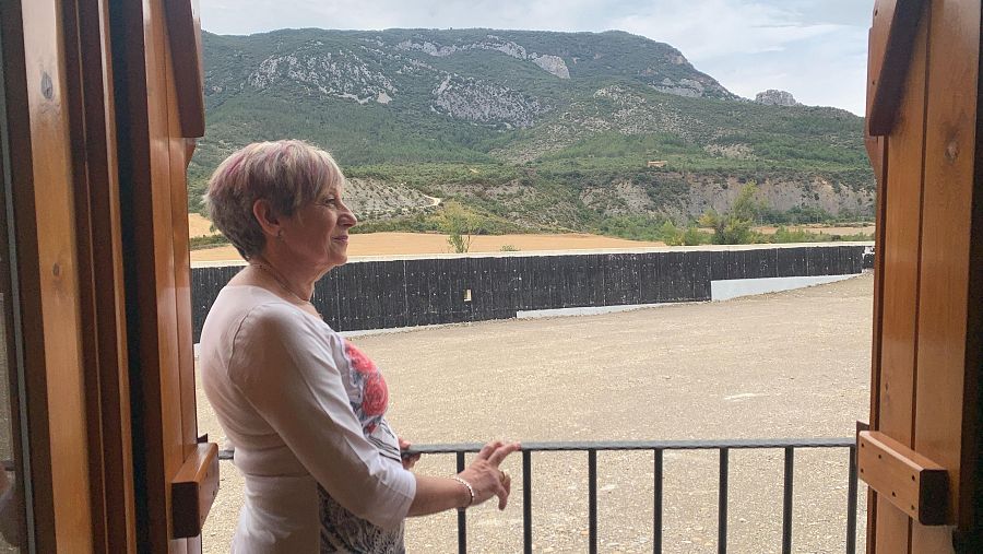 La mirada de Lourdes Bronte se topa contra el muro desde la ventana de su casa