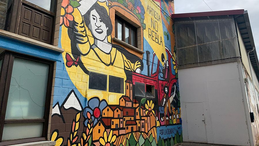 Pintadas contra la presa y 