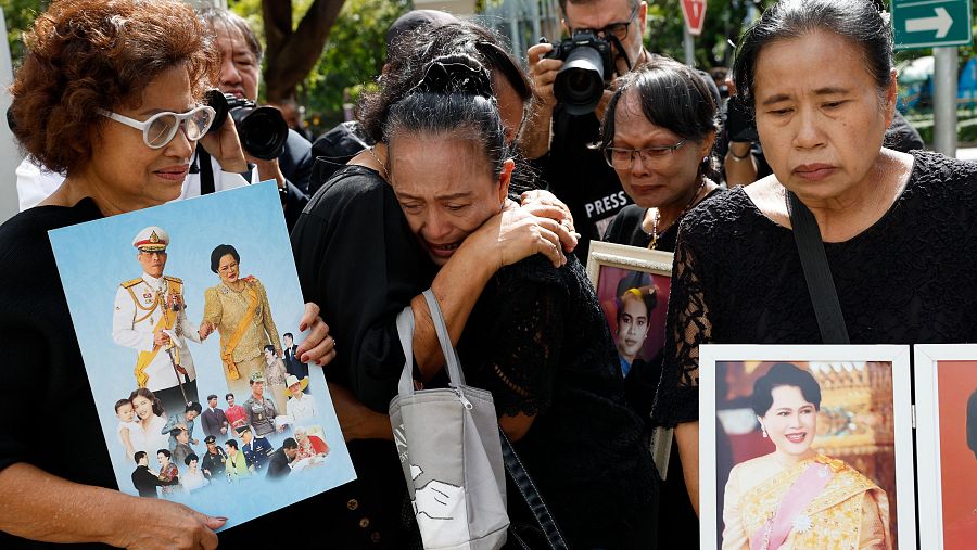 El pueblo tailandés llora a la reina madre Sirikit tras el anuncio de su muerte en el Hospital Conmemorativo del Rey Chulalongkorn en Bangkok