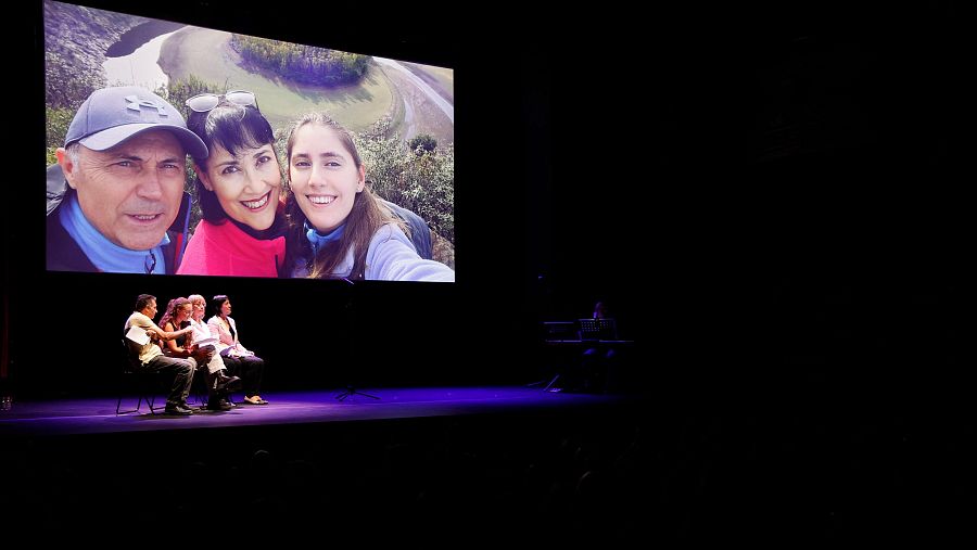Los familiares leen textos recordando a las víctimas