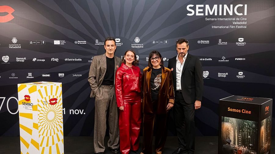 os protagonistas de 'Frontera', Miki Esparbé, María Rodríguez Soto y Asier Etxeandia, con la directora Judith Collel