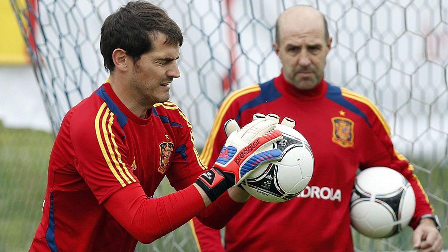 Foto de archivo de Ochotorena con Casillas en la selección española, año 2012.