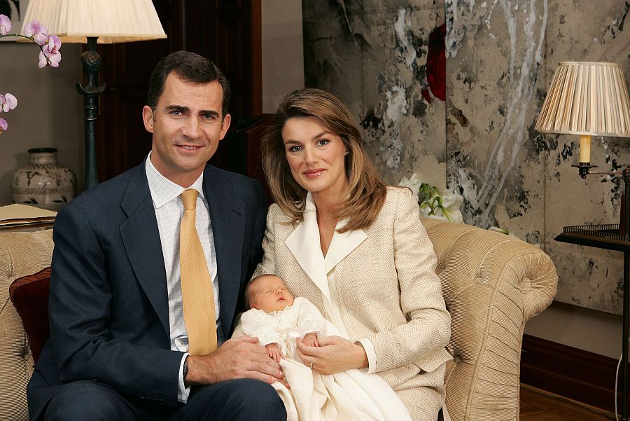 Los Príncipes de Asturias junto con la infanta Leonor en el salón de su casa, en el recinto del Palacio de la Zarzuela, en Madrid