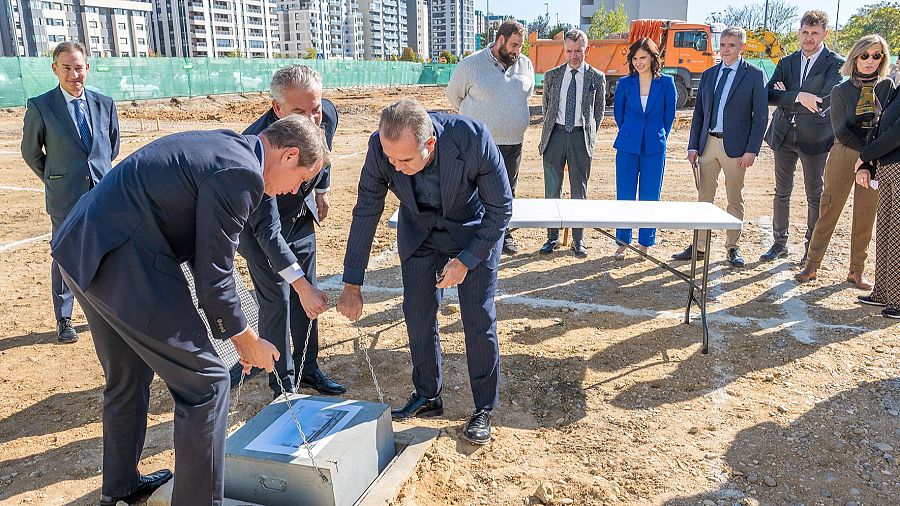 La primera piedra del nuevo edificio se ha colocado de forma oficial