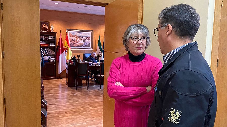 El alcalde de Guadix, Jesús Lorente, habla por teléfono en la mesa de su despacho.