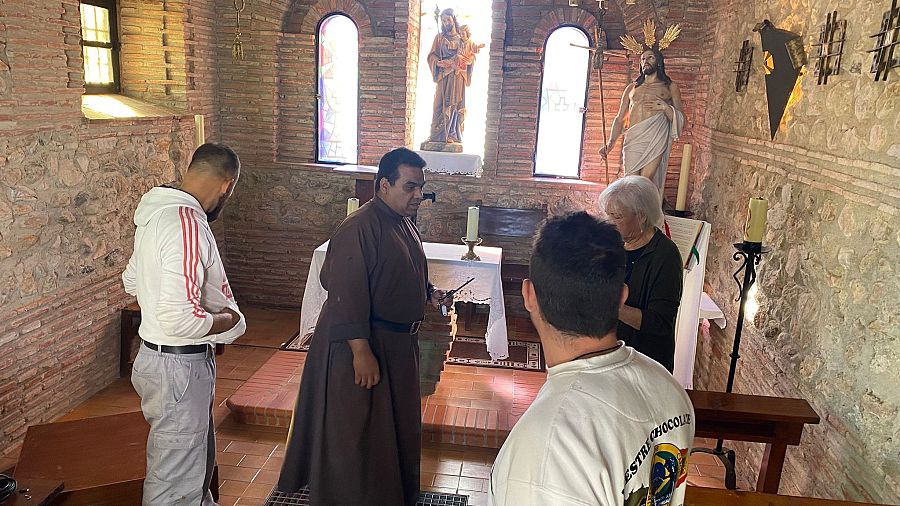 Pedro, fray Vicente, Conchi y Juan Jesús en el interior de la capilla del camposanto