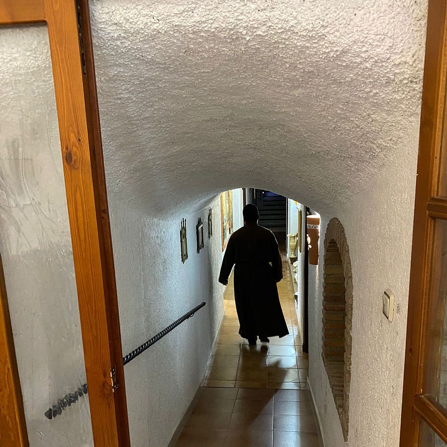 Interior de la casa cueva de los hermanos fossores en el cementerio de Guadix