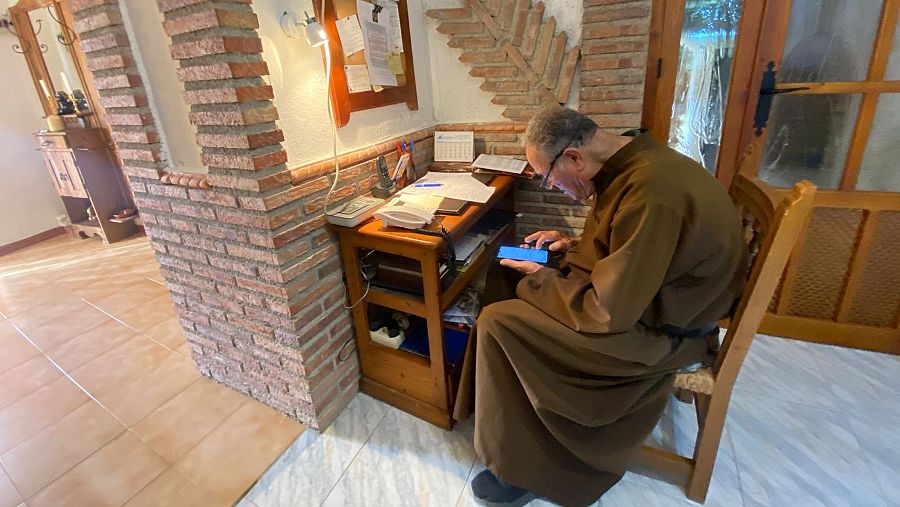 Despacho improvisado en el pasillo de la casa cueva de los hermanos fossores