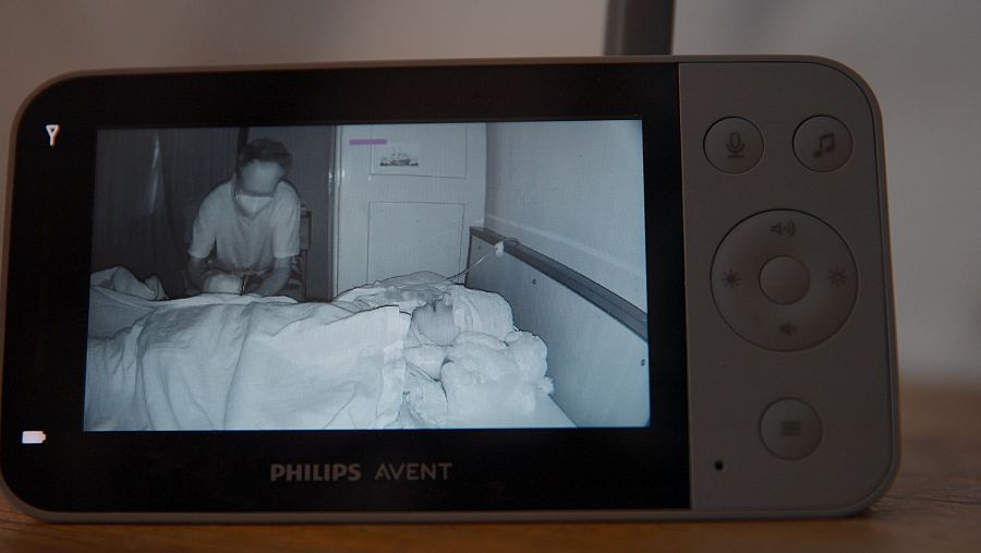 Mila, enferma de EC SFC cuidada por su padre