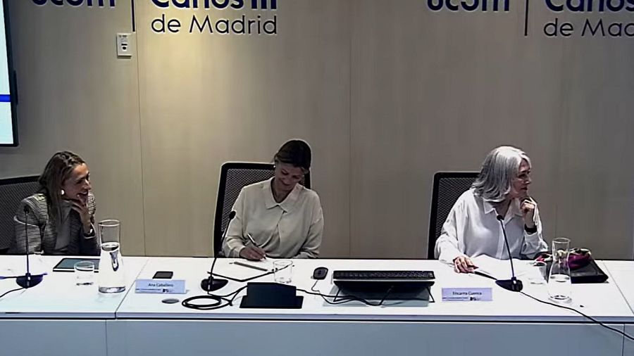 Eva Herrero de la UC3M, Ana Caballero, presidenta del Comité de Expertos y Encarna Cuenca, presidenta del Consejo Escolar del Estado en la Mesa redonda Implicaciones del Informe del Comité de Personas Expertas.