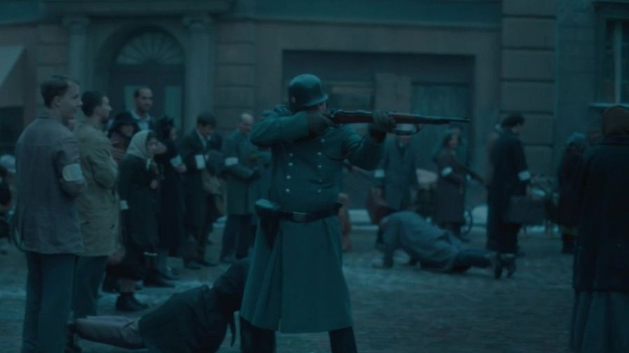 Un guàrdia nazi apunta als jueus