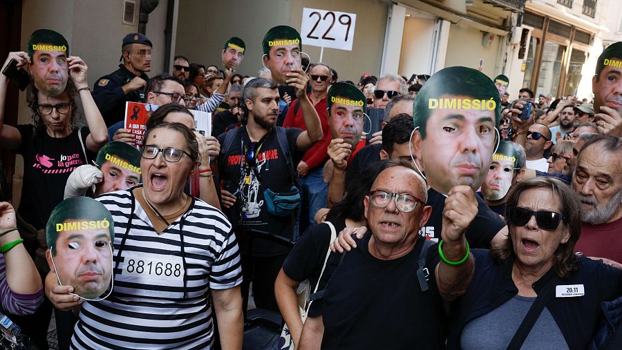 Cientos de ciudadanos despliegan 229 mantas simbólicas y marchan hasta El Ventorro.