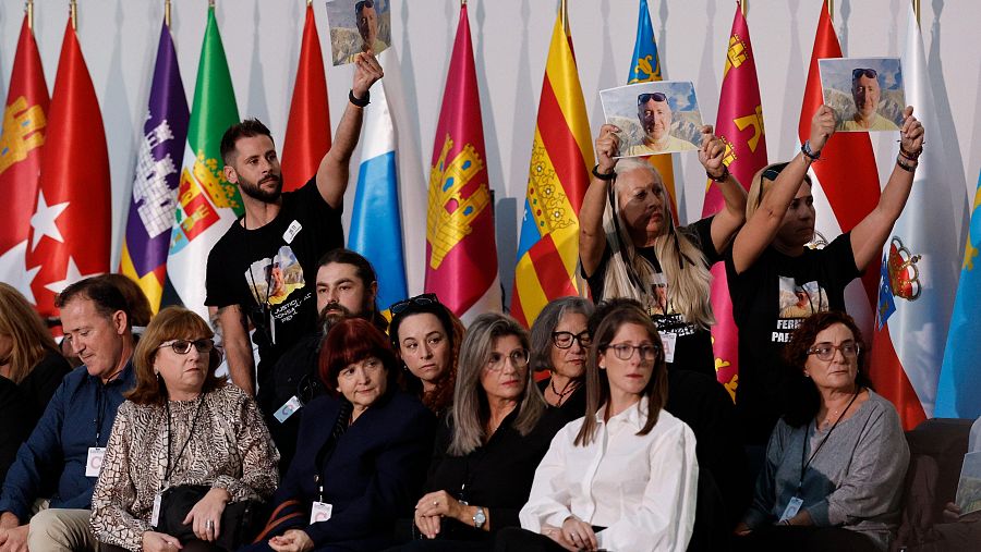 Varios de los familiares de las 237 víctimas de la dana antes del inicio del Homenaje de Estado