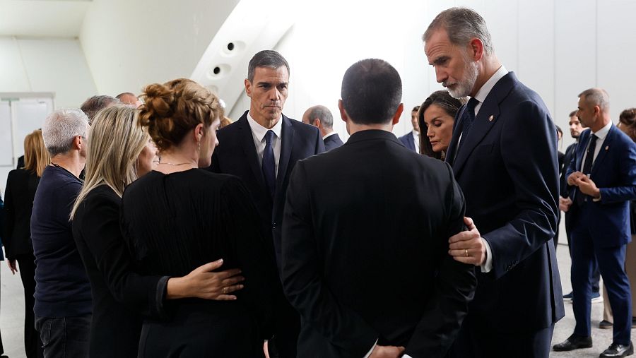 Homenaje de la dana: los reyes y otras autoridades en su breve encuentro con familiares de las víctimas