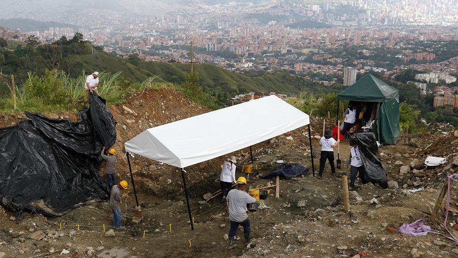 Integrantes de la Unidad de Búsqueda de Personas dadas por Desaparecidas, durante una intervención forense en la escombrera de la Comuna 13 en Medellín.