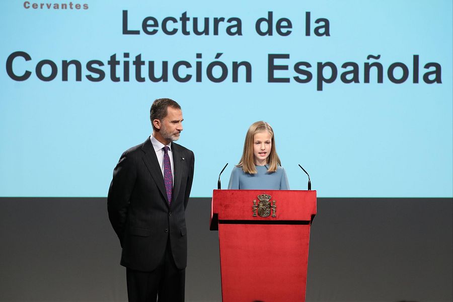 La princesa Leonor, junto a padre, el rey Felipe VI, el 31 de octubre de 2018, durante la lectura de un extracto de la Constitución