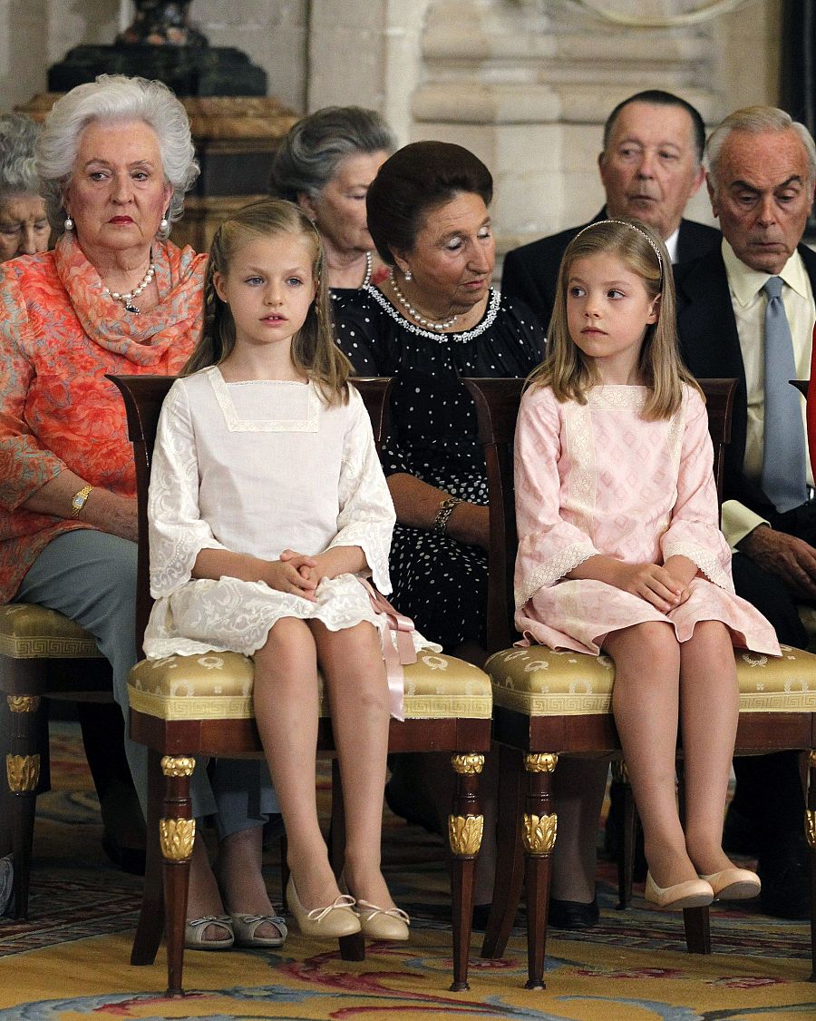 Leonor cumple 20 años: las Infantas Leonor y Sofía durante la firma de la ley orgánica que hizo efectiva la abdicación del rey Juan Carlos