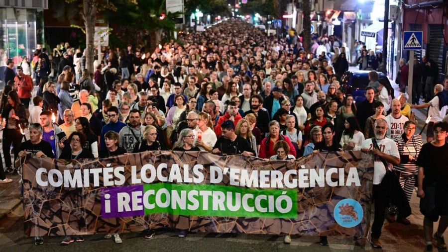 Columna con miles de personas en memoria de los fallecidos por la dana de valencia.