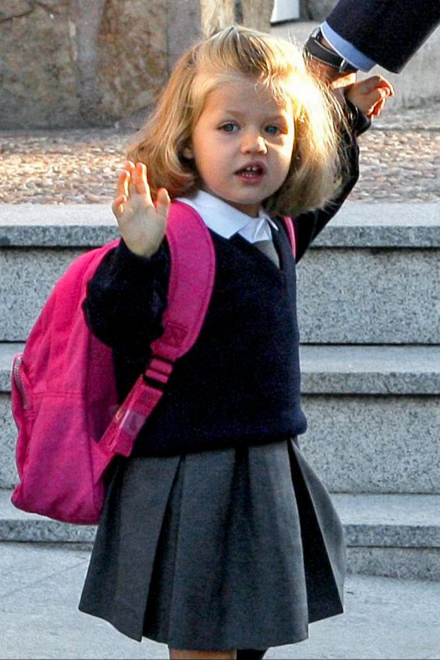 Leonor cumple 20 años: la princesa Leonor, vestida con el uniforme y una mochila rosa a la espalda, el 15 de septiembre de 2008, asiste a su primer día de clase en el Colegio Santa María de los Rosales
